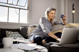 Mujer observando los datos de su tarjeta de pago. De acuerdo al estudio ‘El futuro de los pagos’, elaborado por Foundry así es como pagaremos nuestros gastos en el futuro.