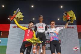 Isaac del Toro celebra su victoria en la Coppa Sabatini, donde alcanzó su decimoquinto triunfo del año y confirmó su gran momento en el ciclismo mundial.