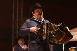 Cada una de las canciones de Pesado fueron coreadas por los asistentes a la ceremonia del Grito de Independencia.