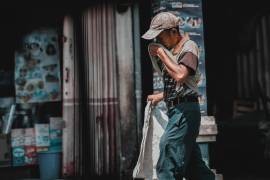 Trabajadores de la construcción, repartidores y vendedores ambulantes figuran entre los sectores más vulnerables durante las horas de calor extremo.