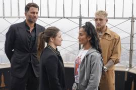 De izquierda a derecha, las boxeadoras Katie Taylor y Amanda Serrano, se encaran, delante de sus respectivos promotores Eddie Hearn y Jake Paul, en el mirador del Empire State Building de Nueva York.