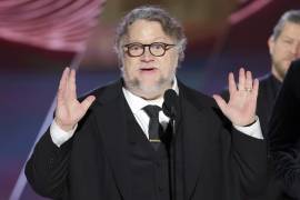 Guillermo del Toro acepta el premio a la Mejor Película Animada por “Pinocho” en los Globos de Oro en el Hotel Beverly Hilton.