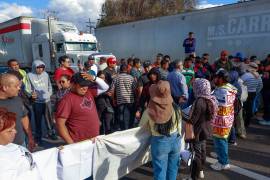 LERMA, ESTADO DE MÉXICO, 20OCTUBRE2026.- Automovilistas y motociclistas varados en el bloqueo de la carretera México-Toluca tuvieron confrontaciones con familiares de personas desaparecidas, quienes mantienen cerrada la vialidad en ambos sentidos. Después de casi seis horas, se abrió la circulación con dirección a Toluca, mientras que el sentido hacia la Ciudad de México continuaba cerrado. FOTO: CRISANTA ESPINOSA AGUILAR/CUARTOSCURO.COM