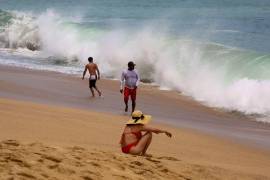 Elementos de Protección Civil de San Pedro Mixtepec rescataron a un hombre que fue azotado por una ola en la playa Carrizalillo.
