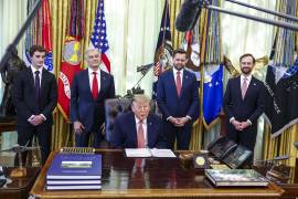 El presidente de Estados Unidos, Donald Trump (c) con los periodistas en el Despacho Oval sobre las iniciativas para combatir el fraude fiscal.