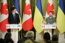 El presidente de Ucrania, Volodímir Zelenski (derecha), y el primer ministro de Canadá, Justin Trudeau, se dirigen a una conferencia de prensa conjunta en Kiev (Kiev), Ucrania.
