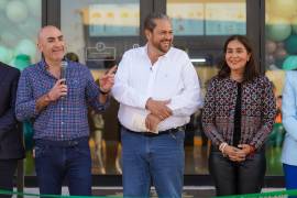 Autoridades municipales y empresarios durante la inauguración de Super Salads en Ramos Arizpe.