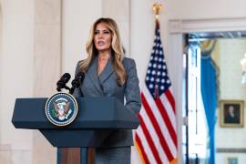 La primera dama de Estados Unidos, Melania Trump, pronuncia un discurso desde el vestíbulo principal de la Casa Blanca en Washington negando cualquier vínculo con Jeffrey Epstein.