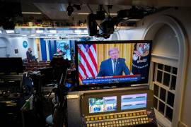 El presidente Trump visto en una pantalla dentro de la sala de prensa de la Casa Blanca mientras se dirigía a la nación el jueves por la noche.