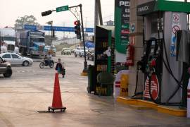 Automovilistas y motociclistas que compran la gasolina Magna o regular, cubrirán la cuota completa del gravamen vigente hasta el 31 de diciembre. FOTO: CUARTOSCURO.