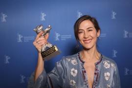 La directora boliviana-mexicana Natalia López Gallardo con su trofeo tras recibir el Oso de Plata del jurado por su película “Manto de gemas” en el Festival Internacional de Cine de Berlín. AP/Ronny Hartmann