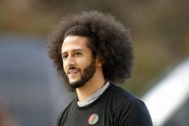 Polémica. Colin fue borrado de la NFL luego de comenzar a protestar contra la injusticia racial durante el himno estadounidense en los partidos.