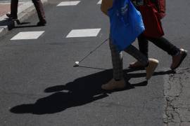 La movilidad urbana sigue siendo un desafío para las personas con discapacidad visual en muchos países.