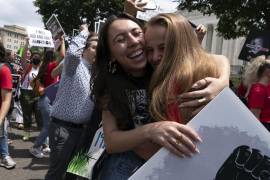 Manifestantes contra el aborto celebran después de que la noticia de que la Corte Suprema anuló Roe v. Wade afuera de la Corte Suprema en Washington.