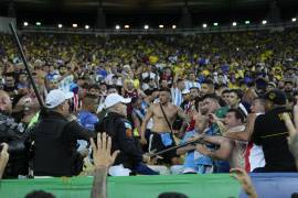 La policía brasileña interviene tras una riña entre hinchas, previa al partido de la eliminatoria mundialista entre Argentina y Brasil en el estadio Maracaná.