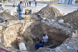 Protección Civil mantiene vigilancia en el crucero donde fueron atendidas las fugas de agua y gas en Acuña, Coahuila.