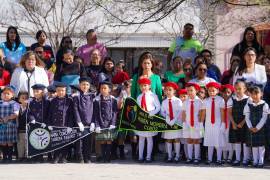 Durante la ceremonia fueron sustituidas las banderas del Jardín de Niños “Miguel Ramos Arizpe” y del Instituto “La Misión”.