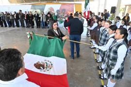 En el evento se realizó el retiro e incineración de banderas que ya cumplieron su vida útil.