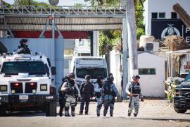 Los internos que lograron salir del penal son Francisco Manuel Romero Carranza, “El Meny”; Omar Milán Tena, “El Mike”; y Paul Alexis Téllez Olguín, “El Güero”.