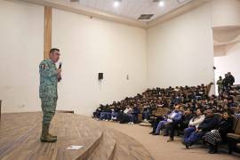 El general de Brigada, Jesús Alejandro Adame Cabrera, imparte la conferencia “Cultura de la Seguridad Nacional” en la UAdeC.