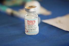 Frasco de la vacuna de Moderna contra el COVID-19 en un centro de vacunación en Jackson, Mississippi.