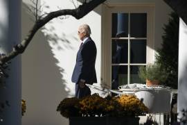 Joe Biden sale de la Casa Blanca en Washington, DC. Biden firmó una iniciativa temporal de gastos con lo que aplaza una disputa con los legisladores republicanos sobre el presupuesto federal para el próximo año.