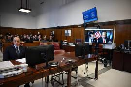 Donald Trump y su abogado Todd Blanche en una pantalla de forma remota en el Tribunal Penal de Nueva York. El presidente electo fue condenado a una sentencia de “libertad incondicional”.