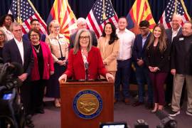 La Gobernadora de Arizona, Estados Unidos, Katie Hobbs, destacó la amenaza que representan los nuevos aranceles para la economía de su Estado.