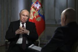 El presidente ruso, Vladimir Putin, es entrevistado por el Director General del Rossiya Segodnya International Media Group, Dmitry Kiselev, de espaldas a una cámara, en Moscú, Rusia.
