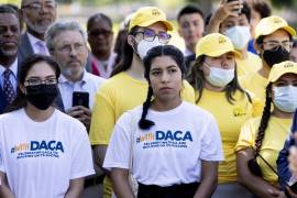 Partidarios de DACA asisten a una conferencia de prensa para conmemorar el décimo aniversario de la Acción Diferida para los Llegados en la Infancia y para pedir la aprobación de la legislación Dream Act.