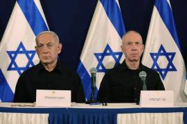 El Primer Ministro de Israel, Benjamin Netanyahu (izq.), y el Ministro de Defensa, Yoav Gallant (der.), se dirigen a una conferencia de prensa en la base militar de Kirya, en Tel Aviv, Israel.