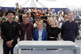 (De izquierda a derecha) Neil Kopp, Christopher Blauvelt, Kelly Reichardt, Michelle Williams y Jonathan Raymond asisten a la sesión fotográfica de ‘Showing Up’ del Festival de Cine de Cannes.