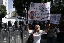 Una persona sostiene un cartel en una manifestación para exigir mejoras salariales en Caracas,Venezuela.