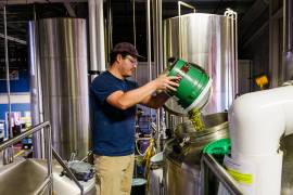 El aumento del precio del diésel está incrementando los costos de Maui Brewing, una fábrica de Kihei, Hawái, que importa materias primas para fabricar su cerveza.