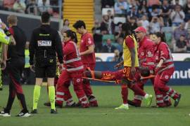 Evan Ndicka tuvo que ser llevado en camilla por los médicos de estadio del Udinese, tras desplomarse en el duelo de la Roma.