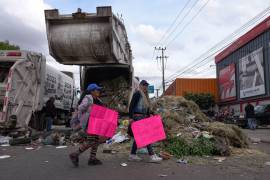 Mantienen trabajadores del municipio de Ecatepec bloqueo en entradas y salidas de la Vía Morelos, los inconformes señalan que les deben pagos de prestaciones, bonos de Navidad y entre otros pagos.