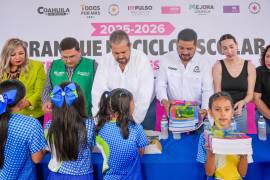 El alcalde Tomás Gutiérrez entregó los libros a los estudiantes de Ramos Arizpe | Foto: Cortesía