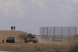 Soldados israelíes continúan con los preparativos para una planeada ofensiva en el área de Rafah, donde presuntamente se hallan cuatro batallones de Hamas.