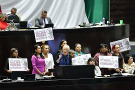 Olga Sánchez Cordero, diputada del Morena junto a sus compañeras de bancada, durante su participación en la sesión de la Cámara de Diputados en la que se discutió el dictamen de la Comisión de Puntos Constitucionales por el que se reforma el artículo 73 en materia de feminicidio.