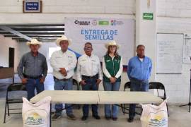 El Gobierno Municipal de Cuatro Ciénegas entregó semilla de avena a productores locales, reforzando su compromiso con el desarrollo del campo y la economía regional.