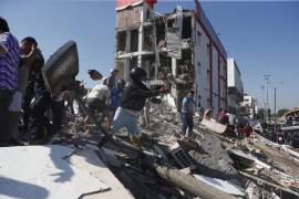 El sismo de 7.4 que sacudió Colombia dejó 20 muertos y personas atrapadas; la SRE informó que no tiene reporte de mexicanos afectados hasta ahora.