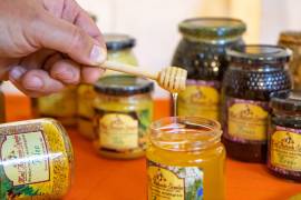 Para conseguir estas variedades de miel, los apicultores tienen que localizar distintas floraciones, entre las que hay que realizar la ‘trashumancia’ de las colmenas durante distintas épocas del año.