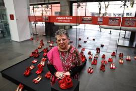 MEX5636. CIUDAD DE MÉXICO (MÉXICO), 21/11/2024.- La artista mexicana, Elina Chauvet, posa durante una entrevista con EFE, junto a la exposición 'Zapatos Rojos' este jueves, en Ciudad de México (México). Denunciar y visibilizar la violencia de género en México y Latinoamérica es el objetivo de la instalación ‘Zapatos Rojos’, con este calzado vacío, inaugurada este jueves en el Museo de Memoria y Tolerancia de la capital del país. EFE/Sáshenka Gutiérrez