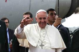 Fotografía del 10 de julio de 2015 del papa Francisco saludando a su llegada al aeropuerto Silvio Pettirossi en Asunción (Paraguay).