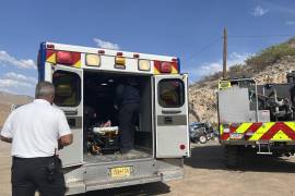 Bomberos de Sunland Park atienden a Kensy una hondureña de 25 años dentro de una ambulancia en Sunland Park.