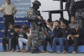 La policía ecuatoriana presentó este miércoles a los hombres (13) a los que identifica como los atacantes del día anterior en el canal TC Televisión.