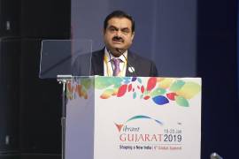 El presidente del grupo Adani, Gautam Adani, habla durante la inauguración de la 9ª Cumbre Global Vibrant Gujarat en Gandhinagar, India