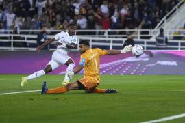 Vinícius Junior del Real Madrid anota el primer gol de su equipo en la final del Mundial de Clubes ante Marruecos este sábado.