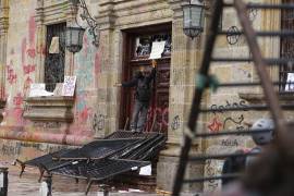 GUADALAJARA, JALISCO. 18OCTUBRE2026.- Cientos de ciudadanos jaliscienses se manifestaron por segundo domingo consecutivo, esto para protestar por la mala calidad del agua que esta llegando a los hogares tapatíos, algunos ciudadanos causaron desmanes en algunos comercios que se encontraban durante el trayecto del Parque Juárez hasta Palacio de Gobierno, así como en el mismo. FOTO: FERNANDO CARRANZA GARCIA / CUARTOSCURO.COM