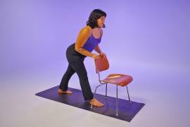 Cuando te duele la parte baja de la espalda, tu primer instinto puede ser tomártelo con calma o quedarte en cama.